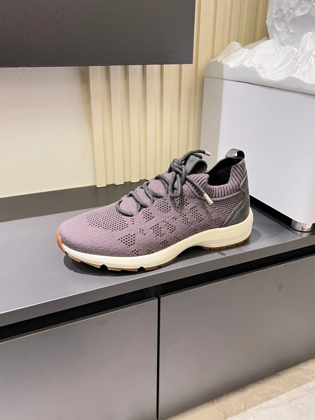 p380 Dior B80 sneakers are a new product of Dior men's series, focusing on comfort and fashion. The upper is made of breathable mesh + fabric splicing, which is lightweight and fits the shape of the foot, making it super comfortable for daily wear. The sole is made of rubber, which has great grip and wear resistance, and is suitable for commuting or light sports. The overall style is simple, the gray tone is versatile, and the shoelaces are adjustable for a more stable fit. Designed by Kim Jones, it is both practical and trendy. It is one of the new hot items in early spring①. size: 38-45 (45 customized)
